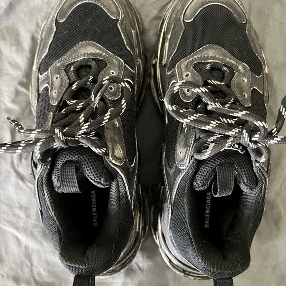 Pre-owed sneakers like new, run 1/2 size small - Picture 4 of 7